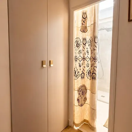 A Pied Parking Prive Ascenseur Apartman